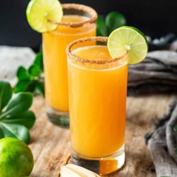 two glasses of ginger beer mocktail.